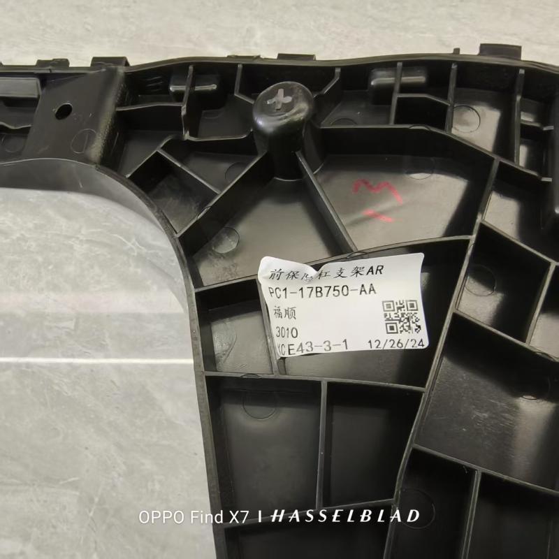 Ön tampon braketi sol - PC1-17B749-AA - 3