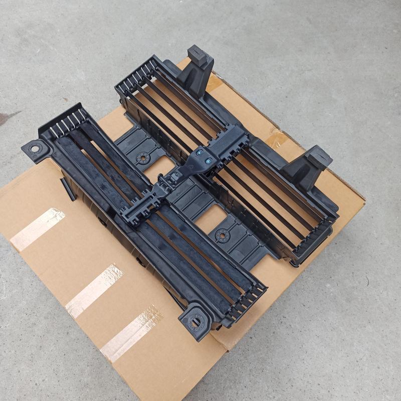 Air collector radiator louver grille - JR3B8475AE - 3