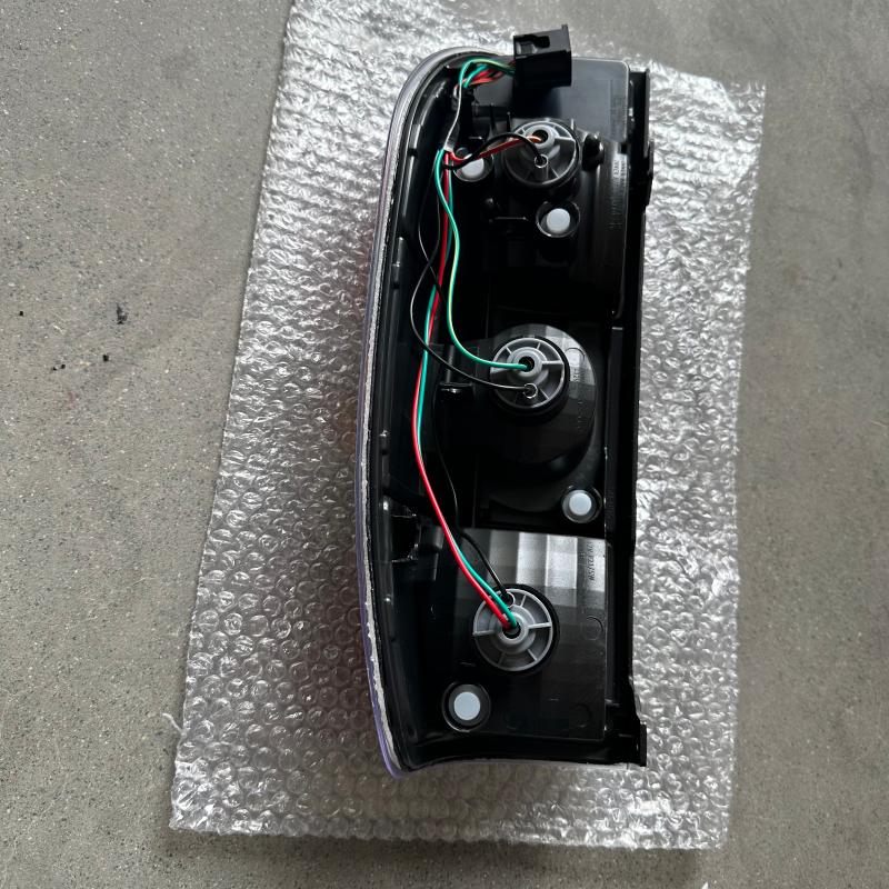 Luz trasera derecha - UR56-51150C- R - 6
