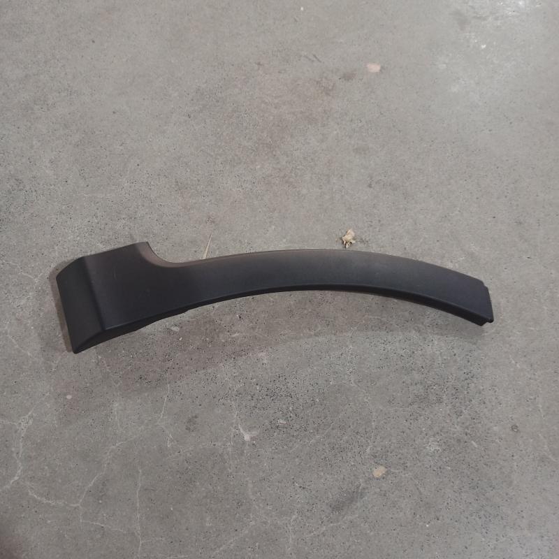 Front wheel eyebrow