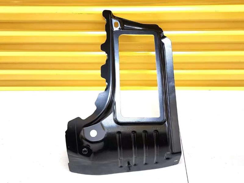 Rear ventilation bracket-right