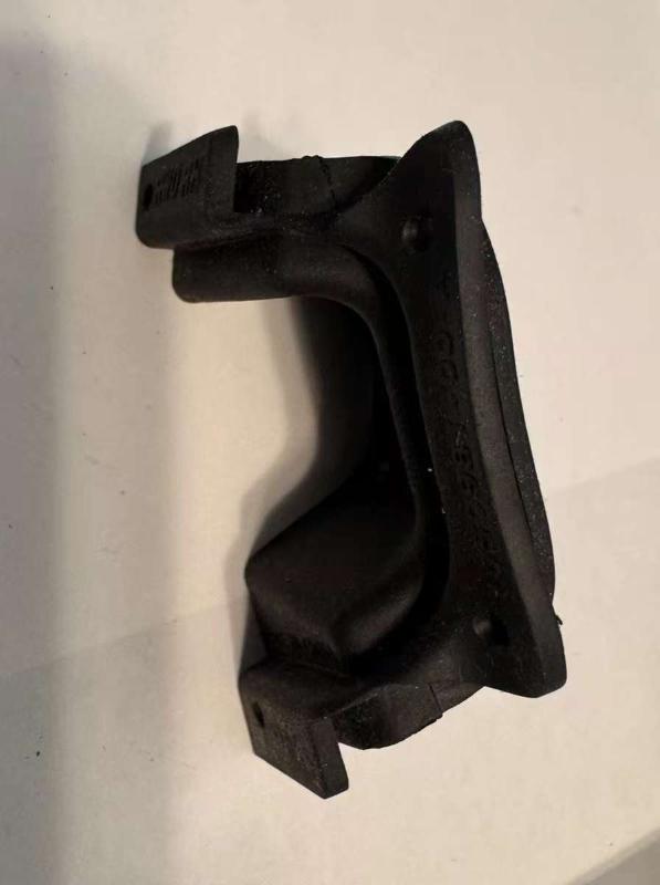 Middle small cover (rubber) for the inner lining of the front fender-right - 1050981-00-A - 2
