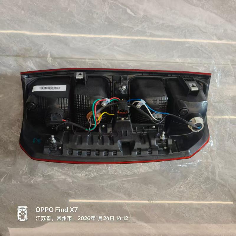 Rear tail light (LH/RH) - SJ51-13404-A - 3