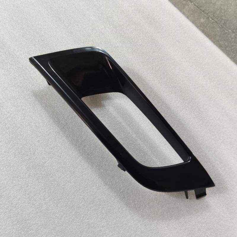 Square-hole fog light frame.