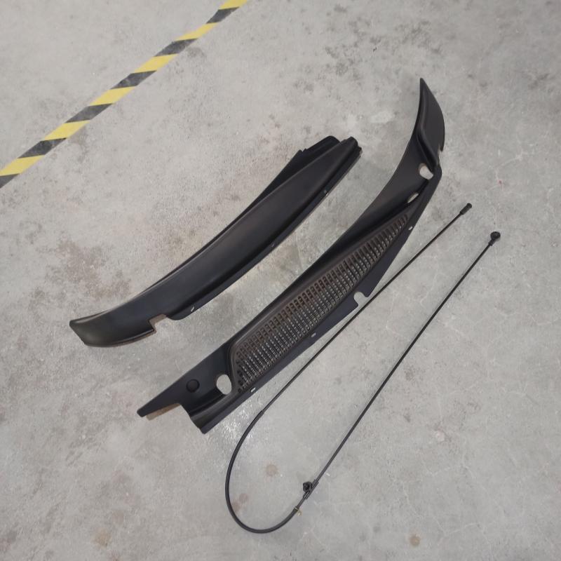 Windshield wiper grille trim panel cover. - 25826329 - 3