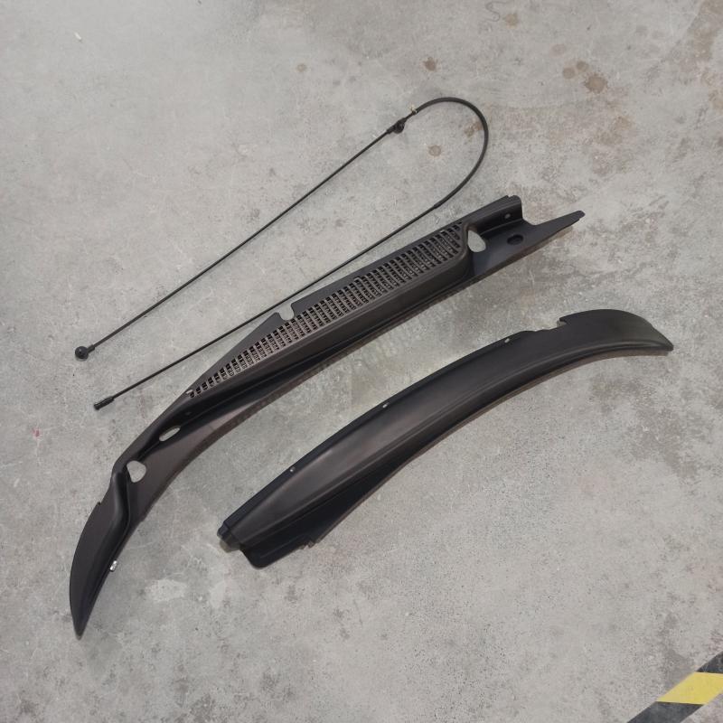 Windshield wiper grille trim panel cover. - 25826329 - 4