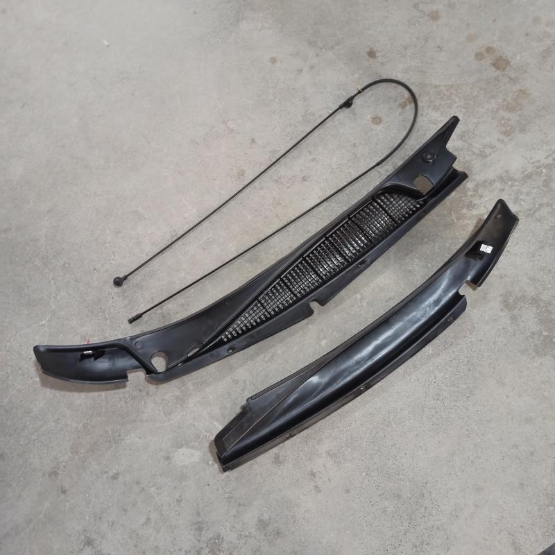 Windshield wiper grille trim panel cover. - 25826329 - 5