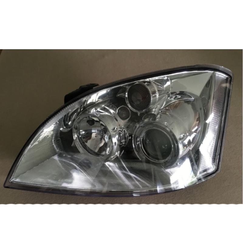 Headlights – manual adjustment, white base.