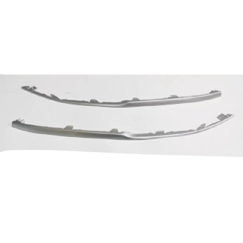 Silver decorative strip under the front bumper (L/R).