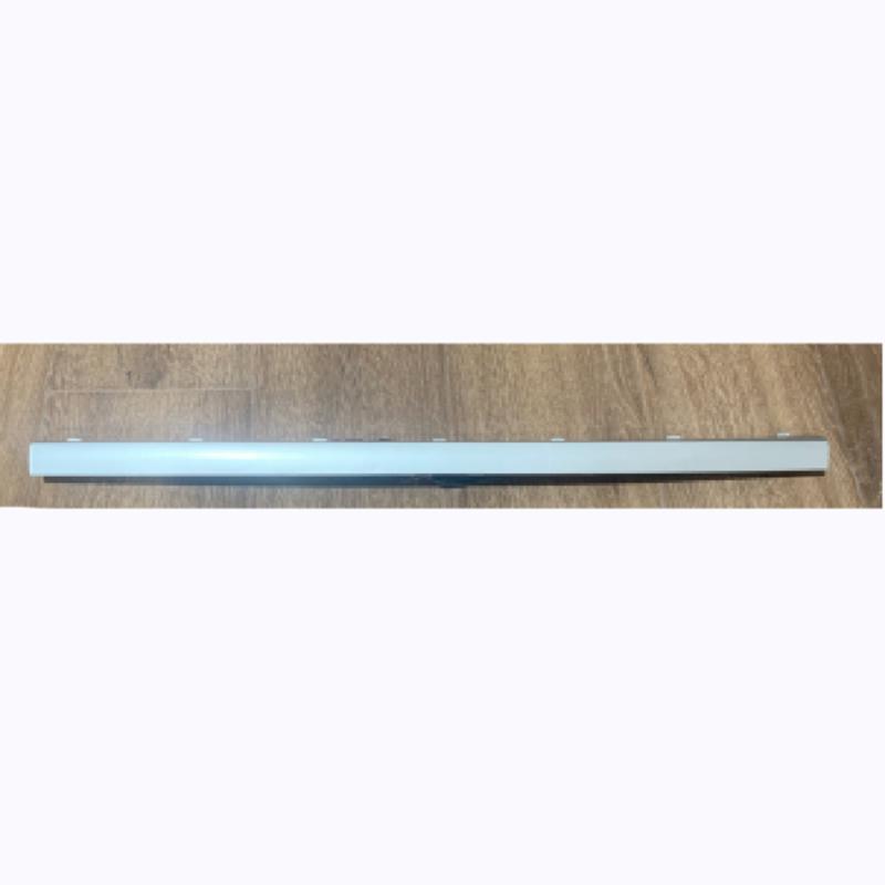 Bright strip in the middle of the front bumper (silver).