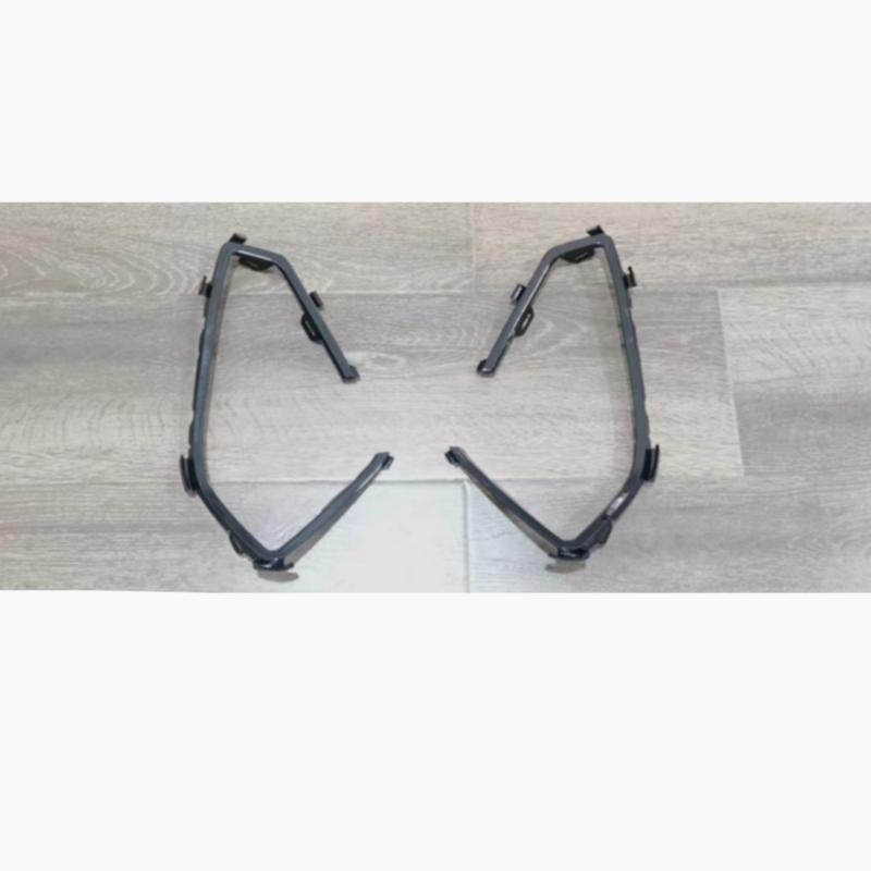 Fog light frame accent strip (L/R) – Black