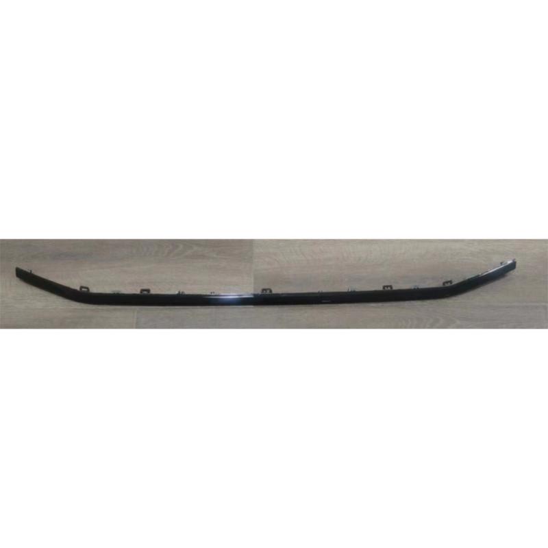Front bumper lower trim – high-gloss black.