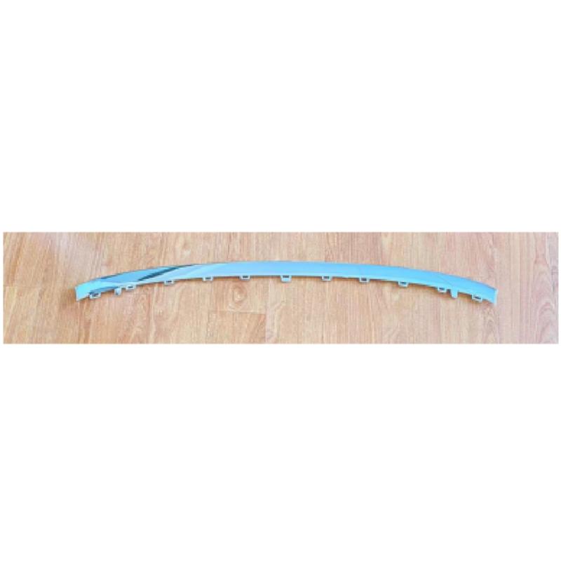 Bright strip on the middle bumper.
