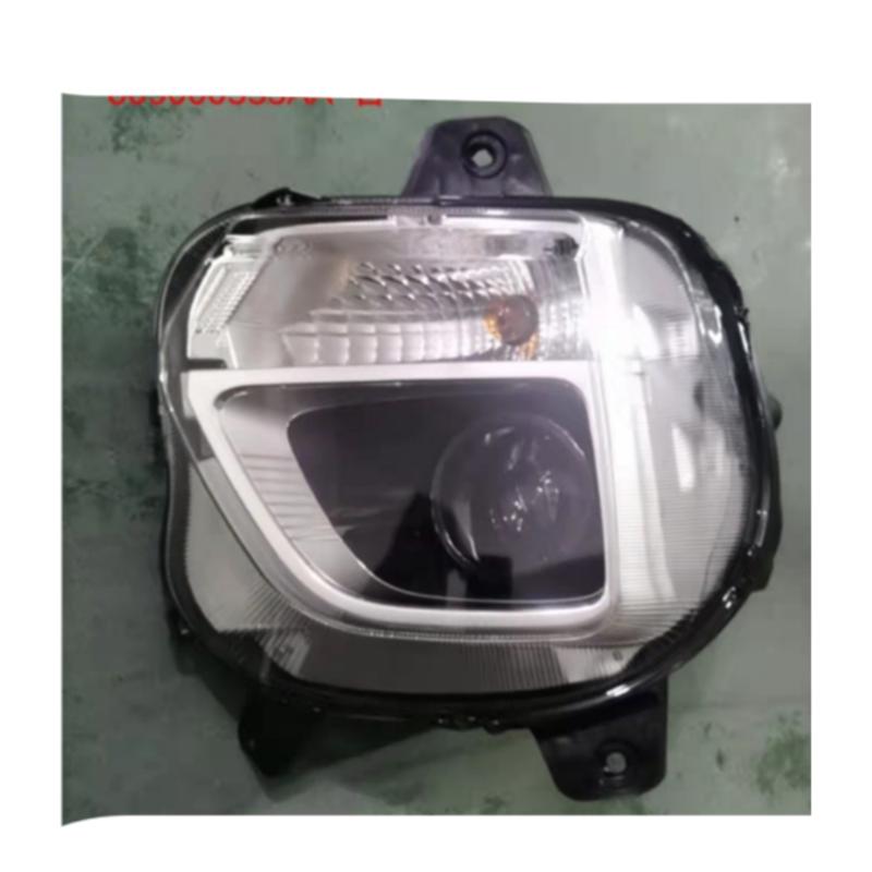 Withe-tinted headlights (base model with halogen bulbs).