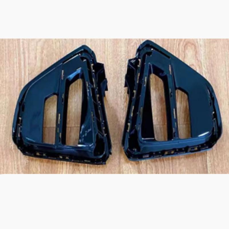 High-gloss black fog light frame.