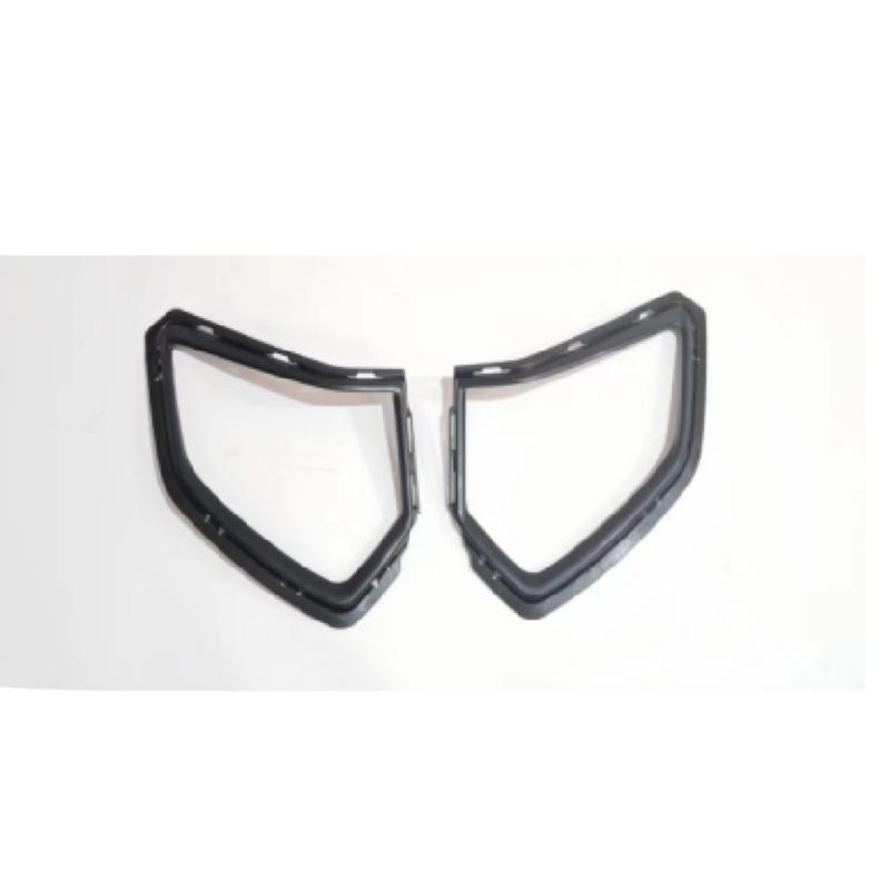 Fog light frame (L/R) – High Gloss Black.